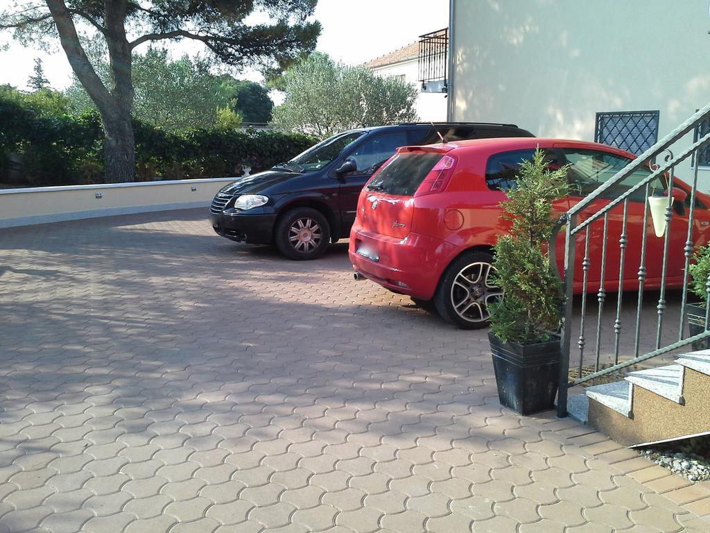Holiday Home Villa Romantica Sveti Filip i Jakov Ruang foto