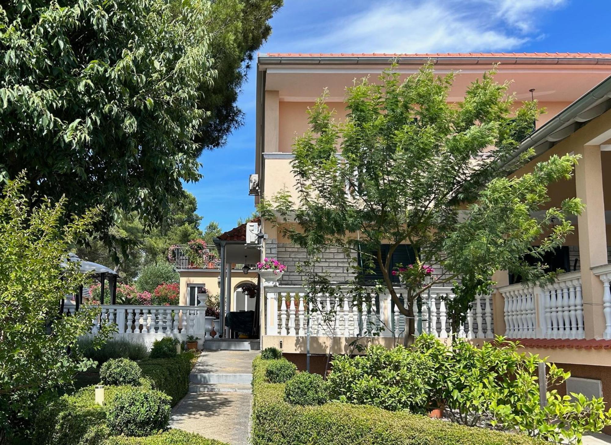 Holiday Home Villa Romantica Sveti Filip i Jakov Bagian luar foto